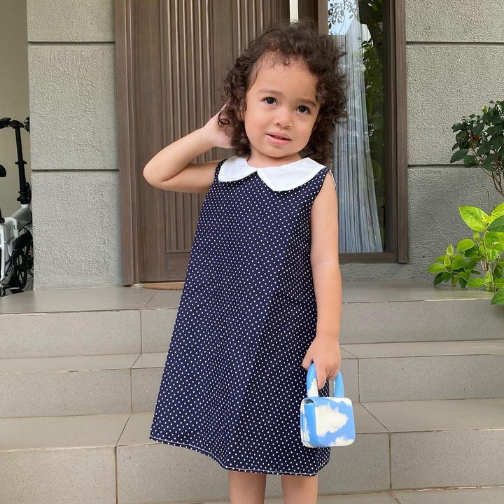<p>Dari potret-potret berikut, kira-kira Cara Rose lebih mirip pada Ayah atau Bundanya? Cara Rose juga jago berpose saat tahu sedang dipotret nih, Bunda. Duh, makin bikin gemas, ya? (Foto: Instagram @riantic)</p>