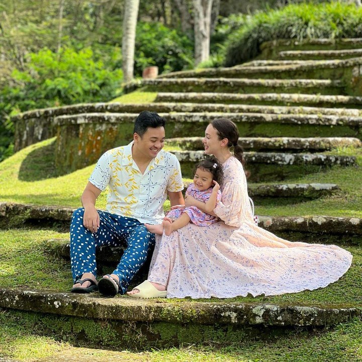 <p>Rianti bersama sang suami dan sang putri Cara Rose juga sering membagikan momen keharmonisannya. Kita doakan, keluarga kecil Bunda Rianti sehat selalu, ya Bunda. (Foto: Instagram @riantic)</p>