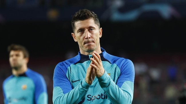 Penyerang Barcelona Robert Lewandowski jadi sasaran ejekan di media sosial setelah gagal lolos ke 16 besar Liga Champions.