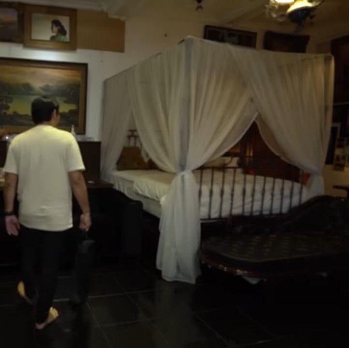 <p>Kamarnya yang sangat luas ini menggunakan beragam furnitur antik, bahkan kasurnya pun yang terlihat sangat unik dengan kelambu. (Foto: YouTube TAULANY TV)</p>
