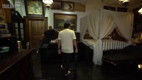<p>Kamarnya yang sangat luas ini menggunakan beragam furnitur antik, bahkan kasurnya pun yang terlihat sangat unik dengan kelambu. (Foto: YouTube TAULANY TV)</p>