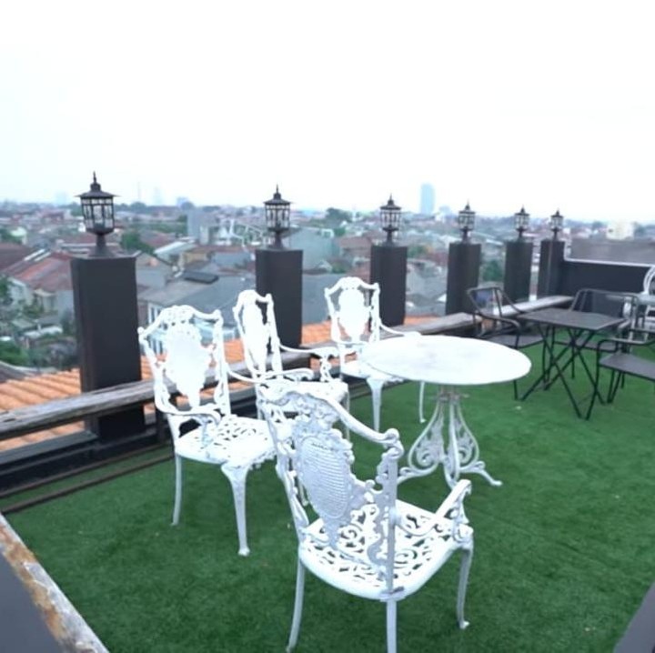 <p>Di lantai paling atas, ia menyediakan <em>rooftop</em> yang dilengkapi dengan kursi-kursi untuk bersantai. <em>Rooftop-</em>nya ini menyuguhkan pemandangan kota yang sangat indah. (Foto: YouTube TAULANY TV)</p>
