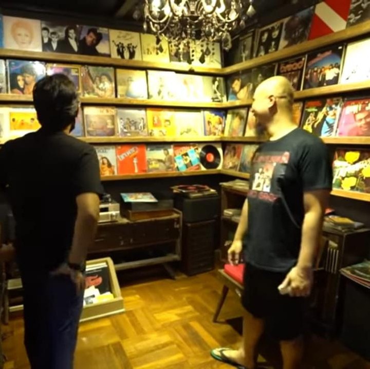 <p>Sudah seperti toko musik, Ahmad Dhani juga menyediakan ruang khusus untuk menyimpan beragam koleksi DVD musik, mulai dari musik lawas hingga modern. (Foto: YouTube TAULANY TV)</p>