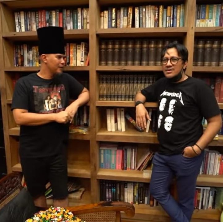 <p>Tidak hanya mengoleksi DVD musik, Ahmad Dhani juga memiliki perpustakaan yang cukup luas di dalam rumahnya, lho. (Foto: YouTube TAULANY TV)</p>