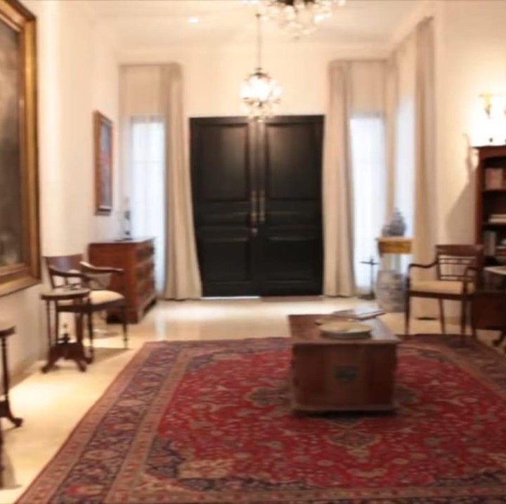 <p>Rumah Olivia Zalianty didominasi warna putih. Ia mengaku ingin rumahnya itu terlihat elegan, tetapi tetap sederhana. Seperti potret ruang tamunya yang hanya diisi oleh sofa, sedikit furnitur, serta karpet merah. (Foto: YouTube Oz Production)</p>