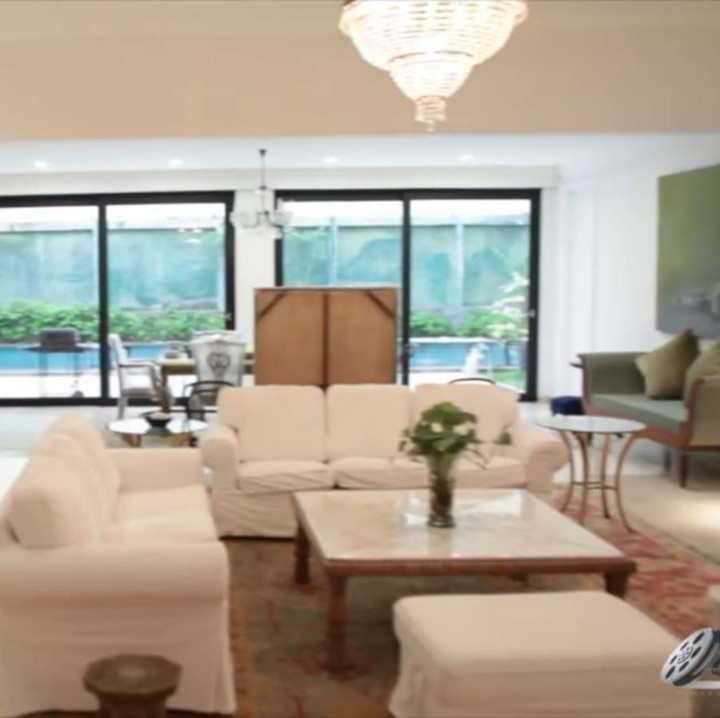 <p>Bukan hanya cat rumahnya saja yang sebagian besar menggunakan warna putih. Dirinya juga memilih beberapa furnitur warna putih yang melengkapi keluarganya, lho, Bunda. (Foto: YouTube Oz Production)</p>