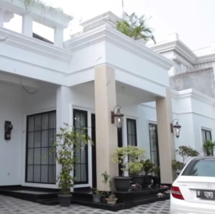 <p>Olivia Zalianty tak cuma jago dalam akting. Adik Marcella Zalianty ini juga pandai dalam mendesain rumah, Bunda. Hal ini terlihat dari rumah yang dihuninya bersama keluarga. (Foto: YouTube Oz Production)</p>