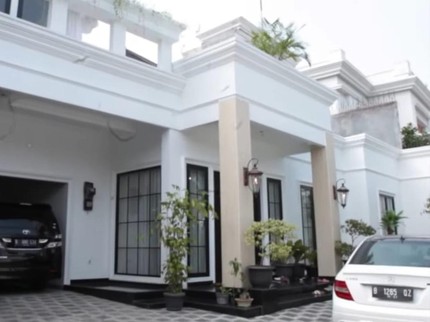 7 Potret Rumah Mewah Olivia Zalianty yang Bernuansa Putih, Terkesan Megah