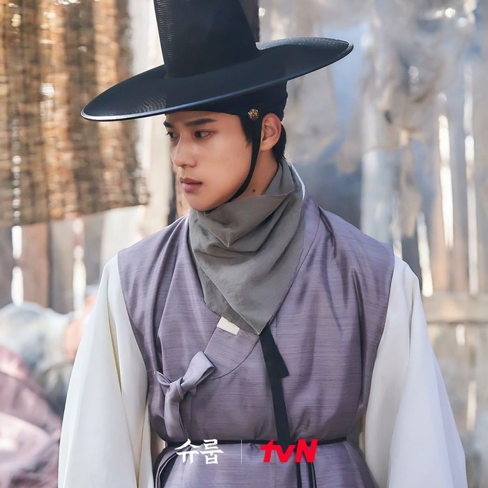 Selanjutnya ada Pangeran Seong Nam, yang tak lain anak ke-2 dari raja dan ratu. Dirinya punya sifat yang misterius, pendiam, tapi suka memberontak. Diperankan aktor tampan Moon Sang Min yang sebelumnya tampil di drama My Name. /Foto: Instagram/tvn_drama