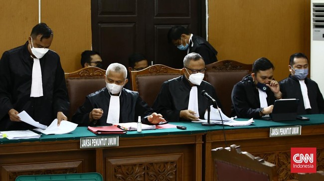 AKBP Acay yang disebut dalam dakwaan sebagai anggota tim KM 50, terpojok oleh pertanyaan JPU. Jaksa minta Acay tidak berbohong soal CCTV rumah Sambo.