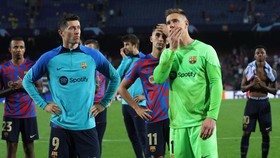 FOTO: Nestapa Barcelona Degradasi ke 'Liga Malam Jumat'