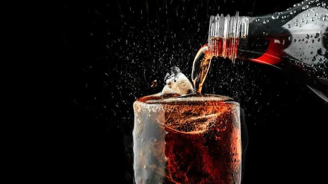 Sebagian orang memutuskan untuk mengonsumsi soda diet atau diet soda. Apa diet soda memang lebih baik ketimbang soda biasa?