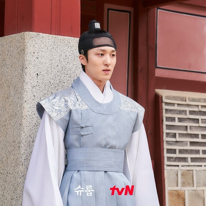 Tak hanya dari sang ratu, drama ini juga menampilkan anak raja bersama para selir. Salah satunya Pangeran Ui Seong yang cerdas dan ambisius. Karakter ini diperankan Chan Hee anggota SF9 yang sebelumnya tampil di drama Imitation. /Foto: Instagram/tvn_drama