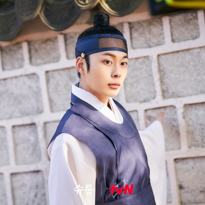 Tak kalah menawan dari ketiga kakaknya, ada Pangeran Gye Seong yang tertarik terhadap hal berbau seni. Putra ke-4 ini raja dan ratu ini diperankan oleh penyanyi sekaligus mantan finalis Produce 101 Season 2 bernama Yoo Seon Ho. /Foto: Instagram/tvn_drama