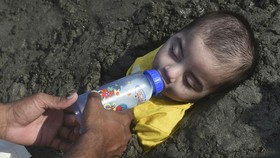 FOTO: Anak-anak Pakistan 'Dikubur' saat Gerhana, Dipercaya Berkhasiat