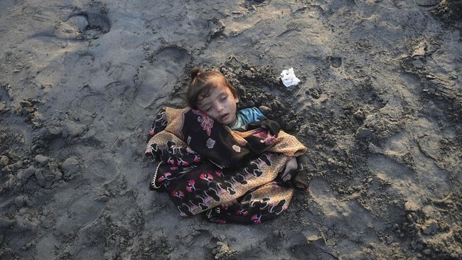 FOTO: Anak-anak Pakistan 'Dikubur' saat Gerhana, Dipercaya Berkhasiat