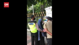 VIDEO: Siti Elina Coba Terobos Istana Untuk Bertemu Jokowi