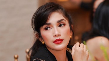 img-title Ussy Sulistiawaty Kembali Jajaki Bisnis Kecantikan