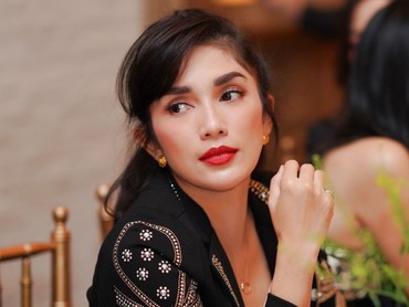 img-title Ussy Sulistiawaty Kembali Jajaki Bisnis Kecantikan
