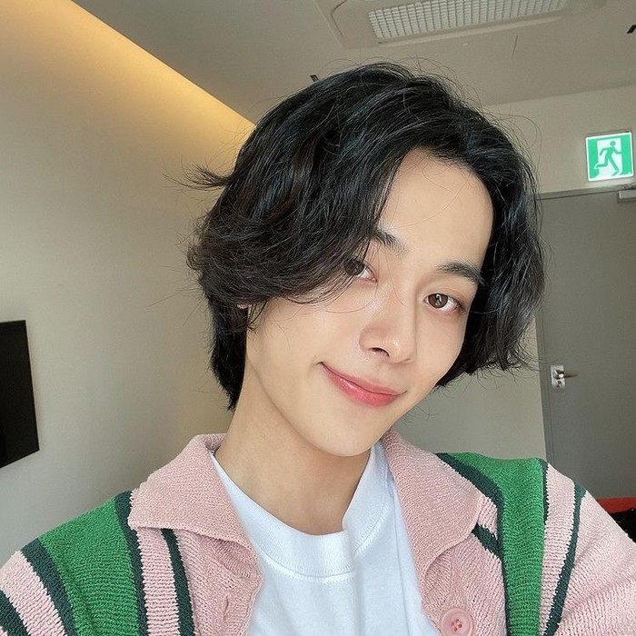 Visualnya yang cute dan polos telah menjadi daya tariknya. Tak heran, jika ia banyak dilirik berbagai produser dalam membintangi sejumlah reality show, web drama, dan serial drakor, salah satunya Undercover./ Foto: instagram.com/official_yooseonho