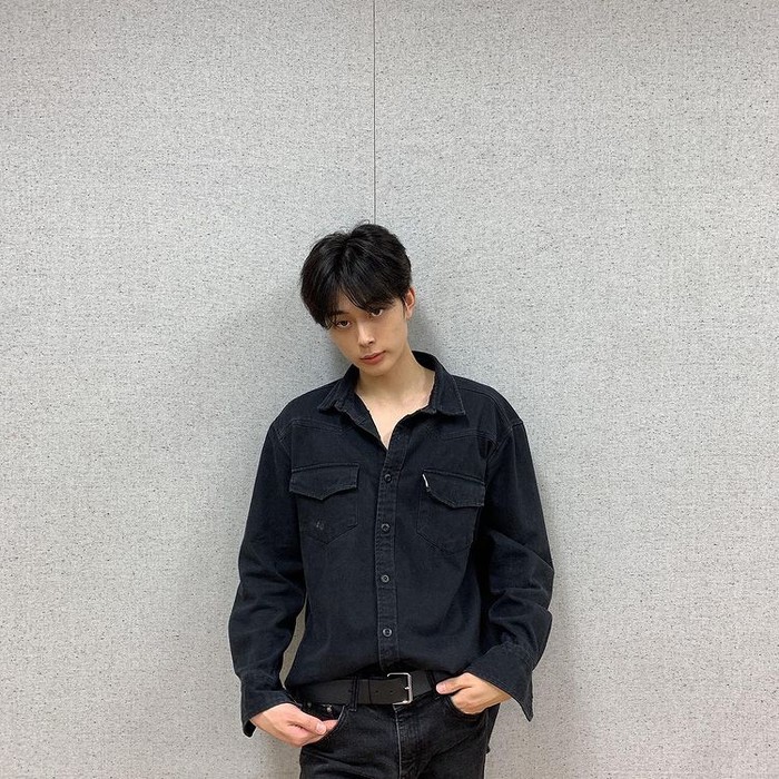 Yoo Seon Ho pernah menggelar fanmeeting pertamanya sejak debut di dunia industri hiburan yang bertajuk Most Preferred Time. Tak tanggung-tanggung, tiket tersebut ludes terjual kurang dari 5 menit./ Foto: instagram.com/official_yooseonho