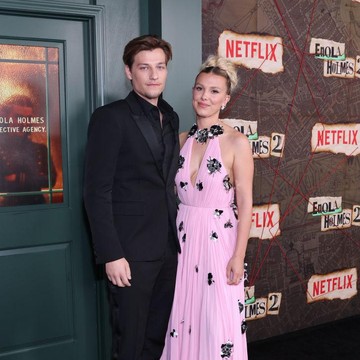 img-title Millie Bobby Brown Tampil Modis dan Mesra bersama Jake Bongiovi di Premiere Enola Holmes 2