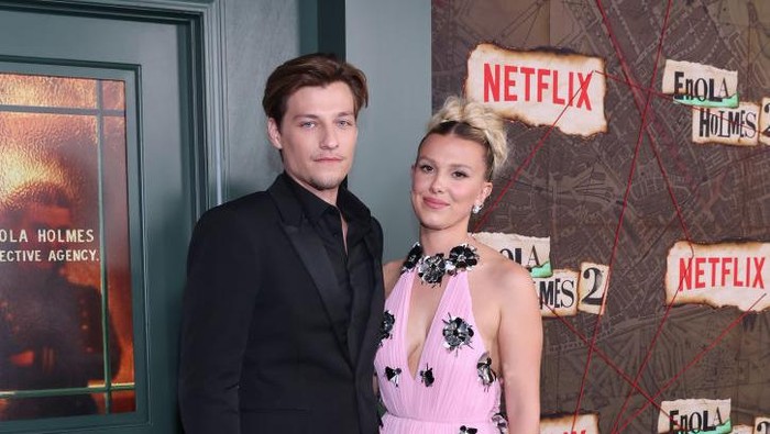 Millie Bobby Brown Tampil Modis dan Mesra bersama Jake Bongiovi di Premiere Enola Holmes 2 Millie Bobby Brown Tampil Modis dan Mesra bersama Jake Bongiovi di Premiere Enola Holmes 2