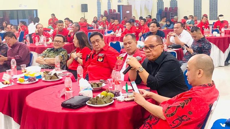 Junimart Girsang meminta Pemuda Batak bersatu untuk berkontribusi mendukung program pemerintah membangun bangsa dari segala aspek.