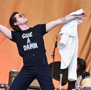 Artic Monkeys Akan ke Jakarta Simak 5 Gaya Fashion Ikonis dari Alex Turner, Mana Favoritmu?