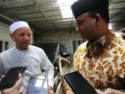 Anies Diberi Tongkat Tanduk Rusa oleh Habib Novel: Insyallah Bawa Hikmah