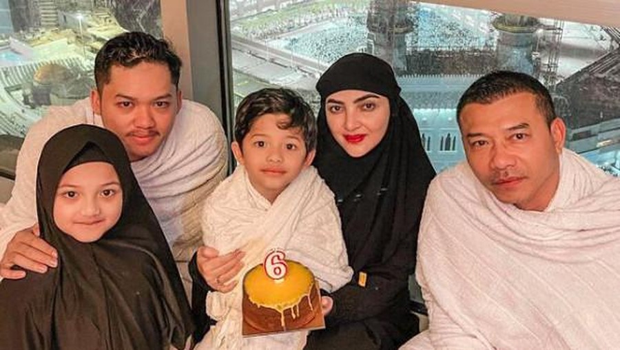Ashanty Ashanty dan Anang Hermansyah merayakan ulang tahun Arsya Hermansyah di Mekah.