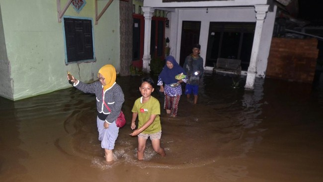 Dua desa di wilayah Kabupaten Lampung Selatan dilaporkan terendam banjir pada Sabtu (12/4) malam akibat curah hujan tinggi.