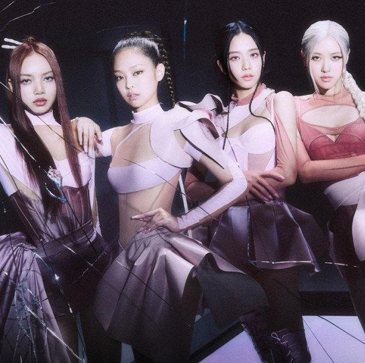 <p>BLACKPINK menjadi girl grup sensasional yang amat terkenal di seluruh dunia. Keempat member di dalamnya juga memiliki karakter berbeda, namun memiliki selera yang sama yakni suka memakai mahkota serta bandara di rambutnya. (dok. YG Entertainment)</p>