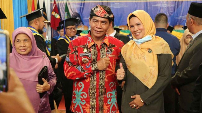 Gubernur Kaltara Zainal A Paliwang berpesan kepada wisudawan UM Berau Angkatan untuk berkembang dengan meningkatkan kemampuan memanfaatkan teknologi.