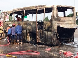 Kebakaran Bus di Exit Tol Menanggal Surabaya Padam