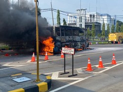 Bus Rombongan Mahasiswa Mataram Terbakar di Exit Tol Surabaya