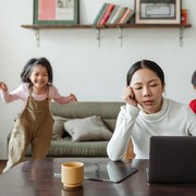4 Cara Mudah Menjaga 'Kewarasan' untuk Ibu Rumah Tangga, Biar Nggak Gampang Dilanda Stres!