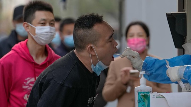 Ketika kebijakan lockdown ketat sudah dicabut, warga China kini dihadapkan dengan 'tsunami' kasus Covid-19 baru menyusul penularan virus corona terus melonjak.