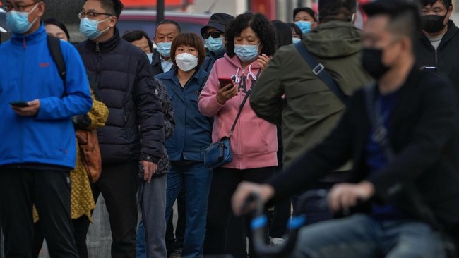 China diprediksi bakal mengalami lonjakan kematian akibat Covid-19 hingga lebih dari satu juta kasus pada 2023 jika tren penularan virus corona terus melonjak.