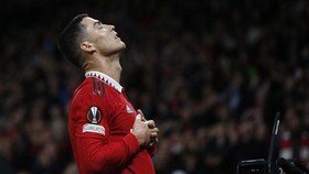 Poster Raksasa Ronaldo di Old Trafford Dicopot, Ada Apa?