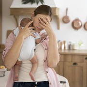 5 Bentuk Dukungan Moril yang Bisa Diberikan untuk Ibu yang Alami Baby Blues