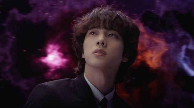Jin BTS rilis MV The Astronaut 28 Oktober. Dalam MV itu, Jin BTS terlihat cari makna alam semesta dan menemukan keluarga sebagai jawaban. 