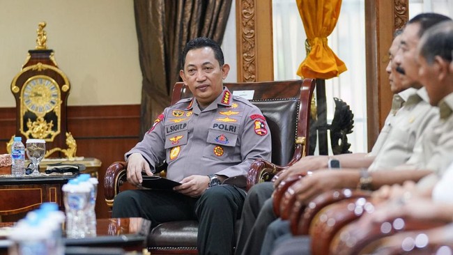 Kapolri Jenderal Listyo Sigit Prabowo mengingatkan seluruh jajarannya untuk bersiaga terhadap potensi terjadinya kebakaran hutan dan lahan di wilayah rawan.
