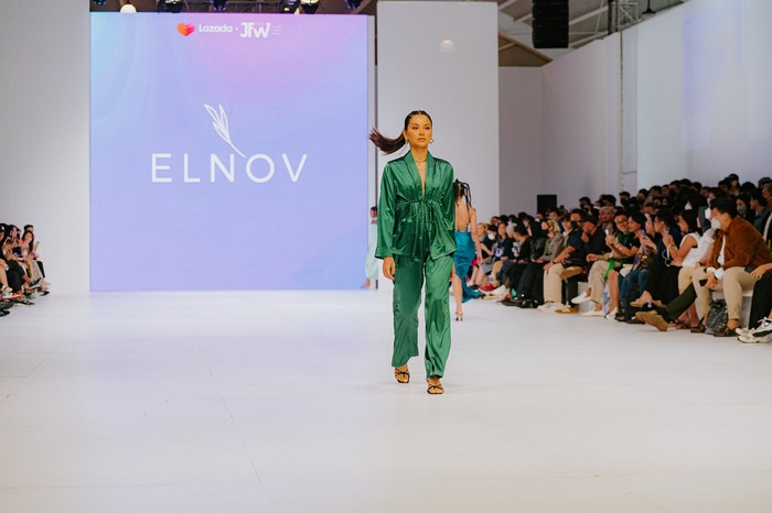Alyssa Daguise tampil elegan memakai kreasi busana dari label ELNOV berupa jaket dan celana dalam warna hijau di JFW 2023 pada 25-26 Oktober 2022. Foto: Lazada