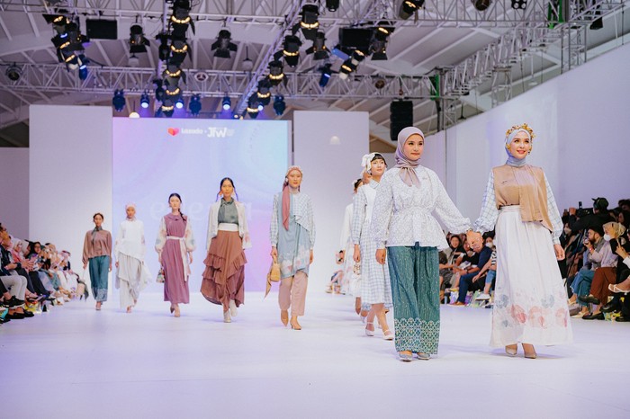 Edera berfokus pada busana kasual playful dan bernuansa layering. Foto: Lazada