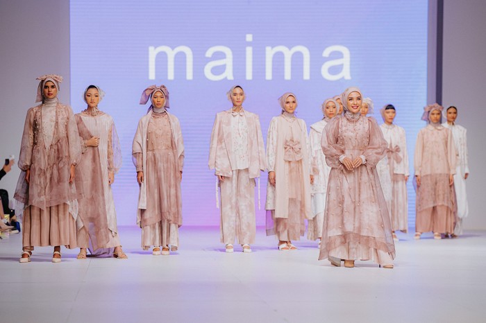 Sejumlah label juga turut berpartisipasi di Lazada x JFW 2023 ini seperti Maima yang menampikan koleksi modest dengan cutting asimetris yang feminin.Foto: Lazada