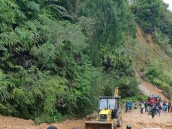 6 Alat Berat Bersihkan Material Longsor Tutupi Jalan Trans Sulawesi di Majene