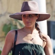 Meski Dikritik, Jumpsuit yang Dipakai Meghan Markle Ini Justru Laku Keras!