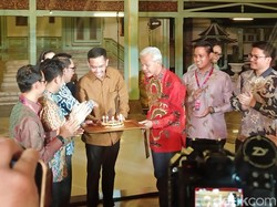 Momen Akrab Ridwan Kamil Bawakan Kue Ulang Tahun Untuk Ganjar