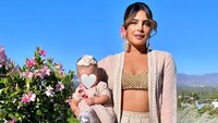 <p>Priyanka Chopra dan Nick Jonas mengumumkan kelahiran anak pertama mereka pada Jumat (21/1/2022) lalu. Saat ini Malti Marie Chopra Jonas telah berusia 10 bulan, Bunda. (Foto: Instagram @priyankachopra)</p>